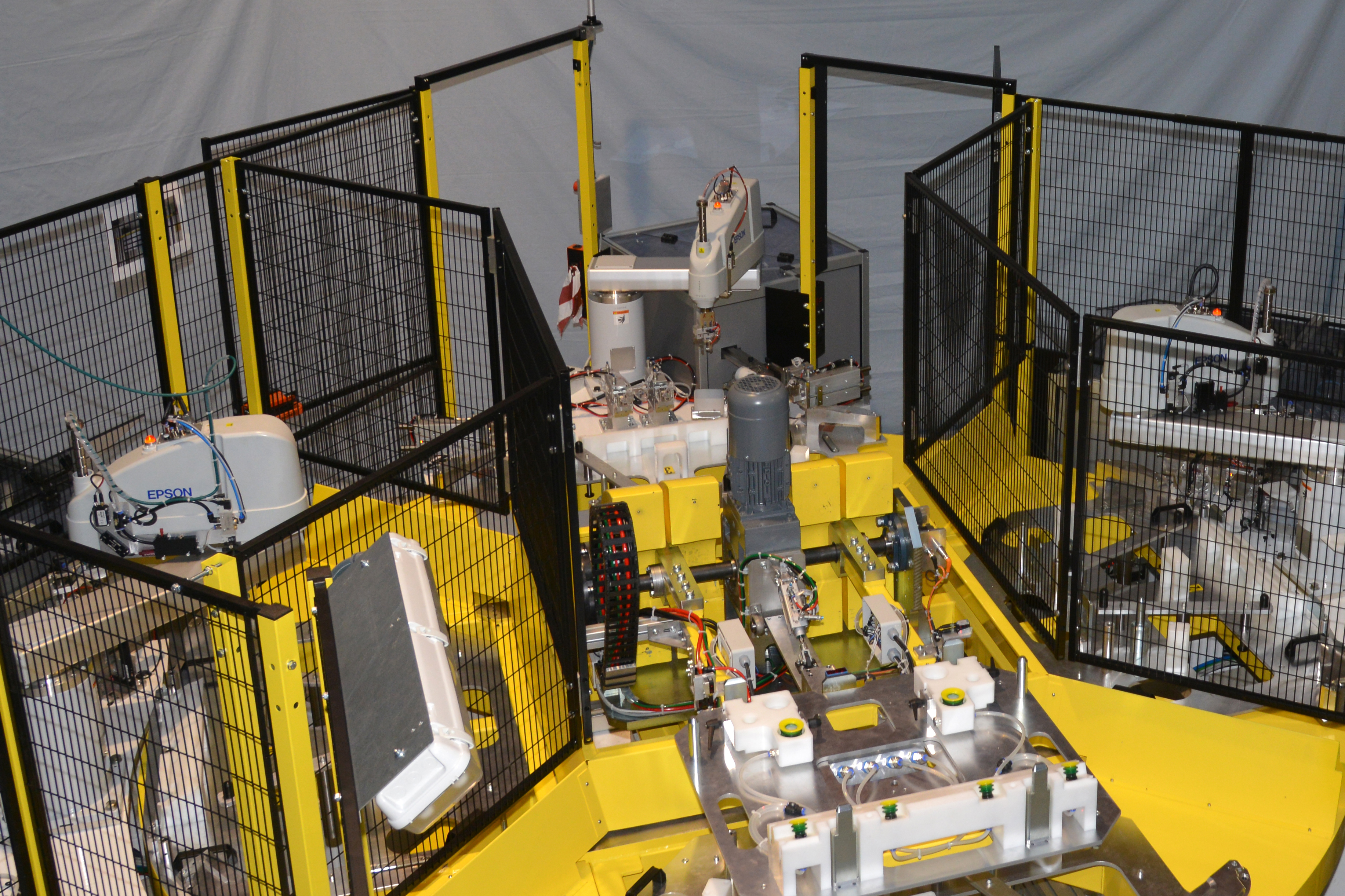 Macchina per assemblaggio viti, rondelle e clips su pannelli