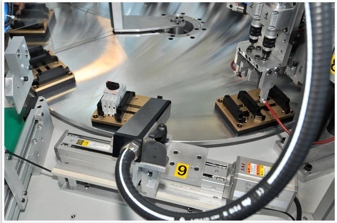 Macchina a tavola rotante a 10 stazioni per collaudo sezionatore 4