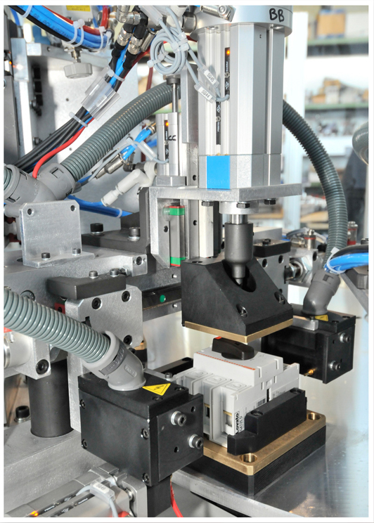 Macchina a tavola rotante a 10 stazioni per collaudo sezionatore 5