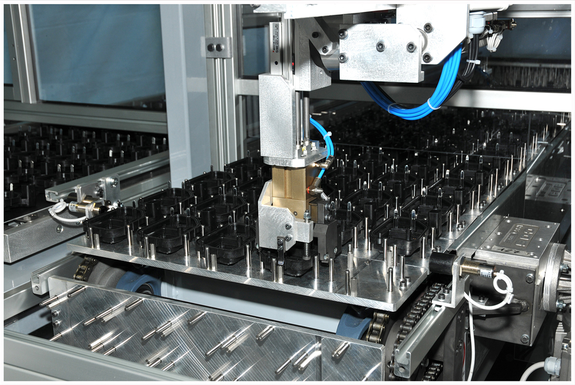 Macchina a tavola rotante a 8 stazioni per collaudo cover 3