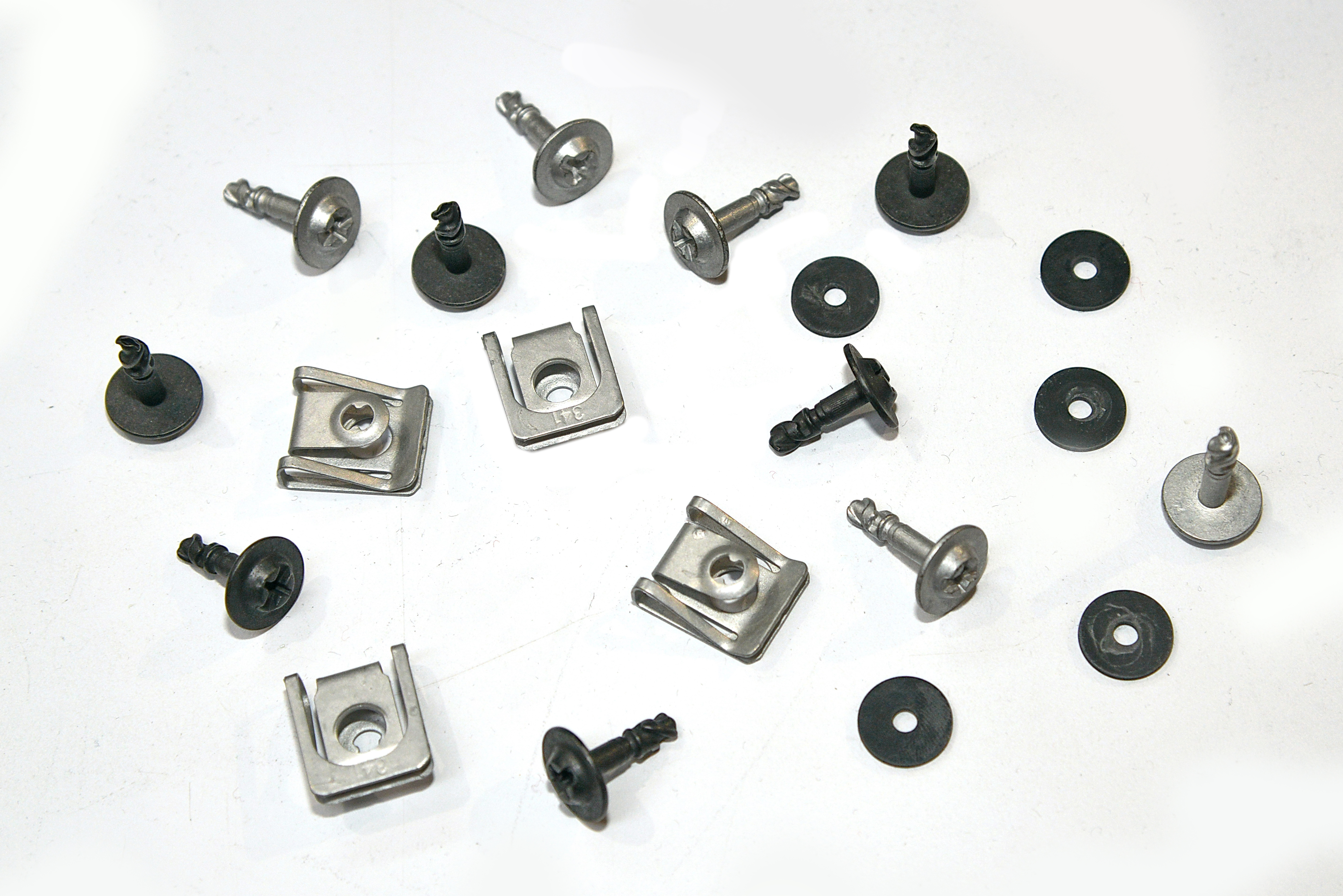 Macchina per assemblaggio viti, rondelle e clips su pannelli 3