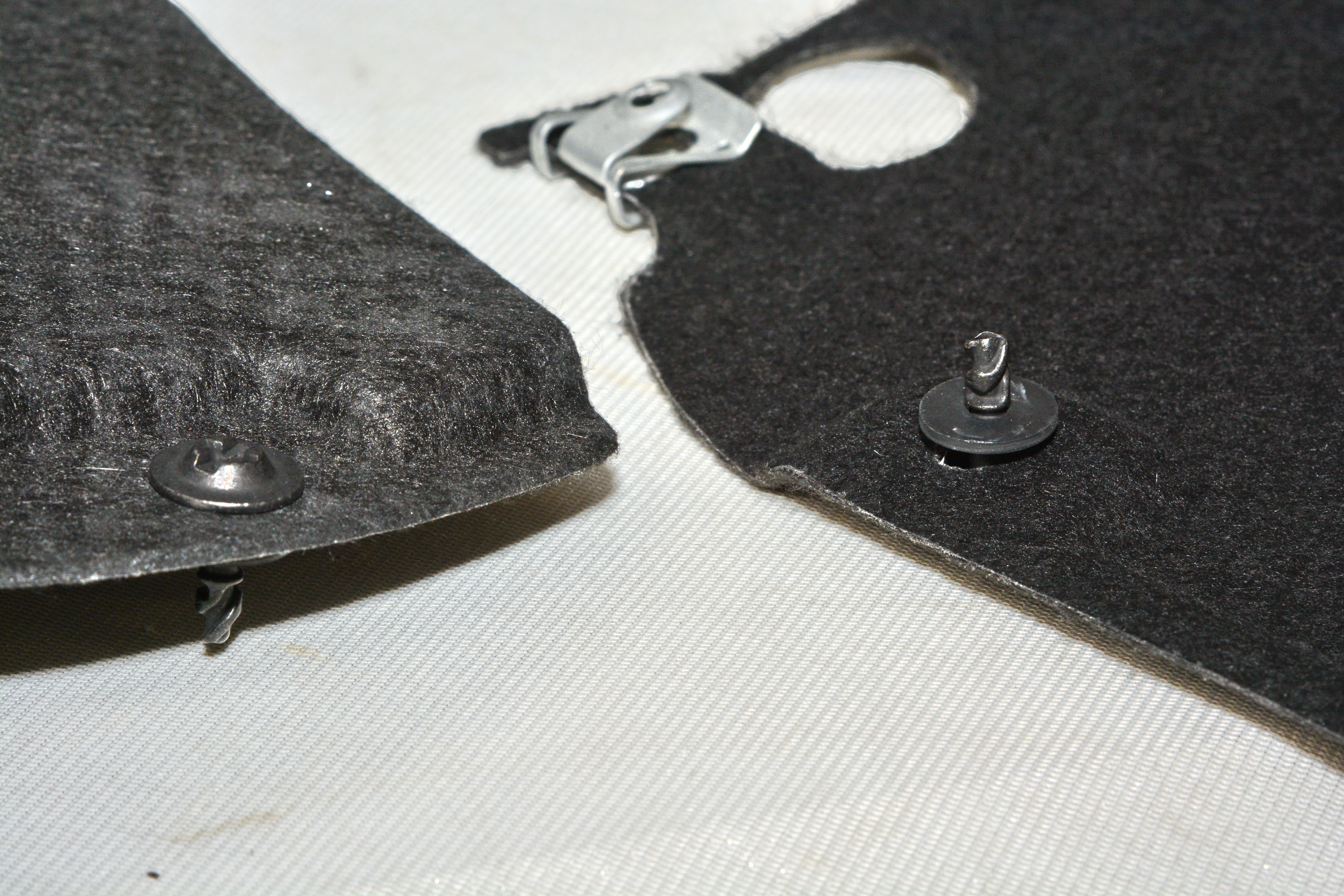 Macchina per assemblaggio viti, rondelle e clips su pannelli 4